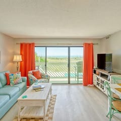 Oceanfront Ocean Shores 3BR/2B. Walk to Main Street, Beach Bars & Restaurants