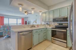Oceanfront Ocean Shores 3BR/2B. Walk to Main Street, Beach Bars & Restaurants - Image 5